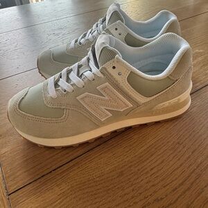 NEW BALANCE WMNS 574 'CALM GREEN ANGORA'